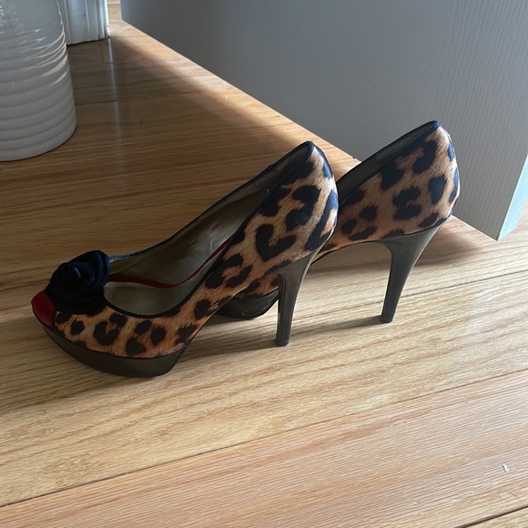 Guess platform cheetah shows size 7 1/2 - Picture 3 of 3